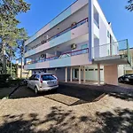 Modern And Comfy Flat Near The Sea Apartman
