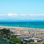 Modern And Comfy Flat Near The Sea Apartman