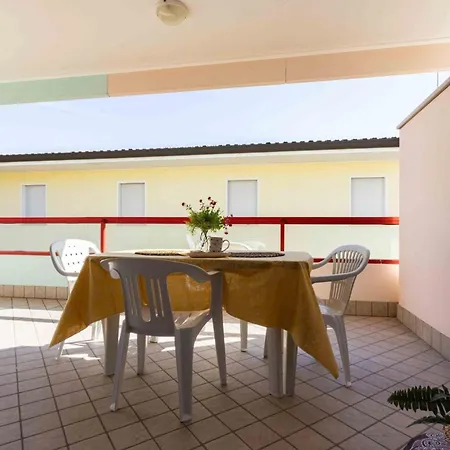 Modern And Comfy Flat Near The Sea Apartman